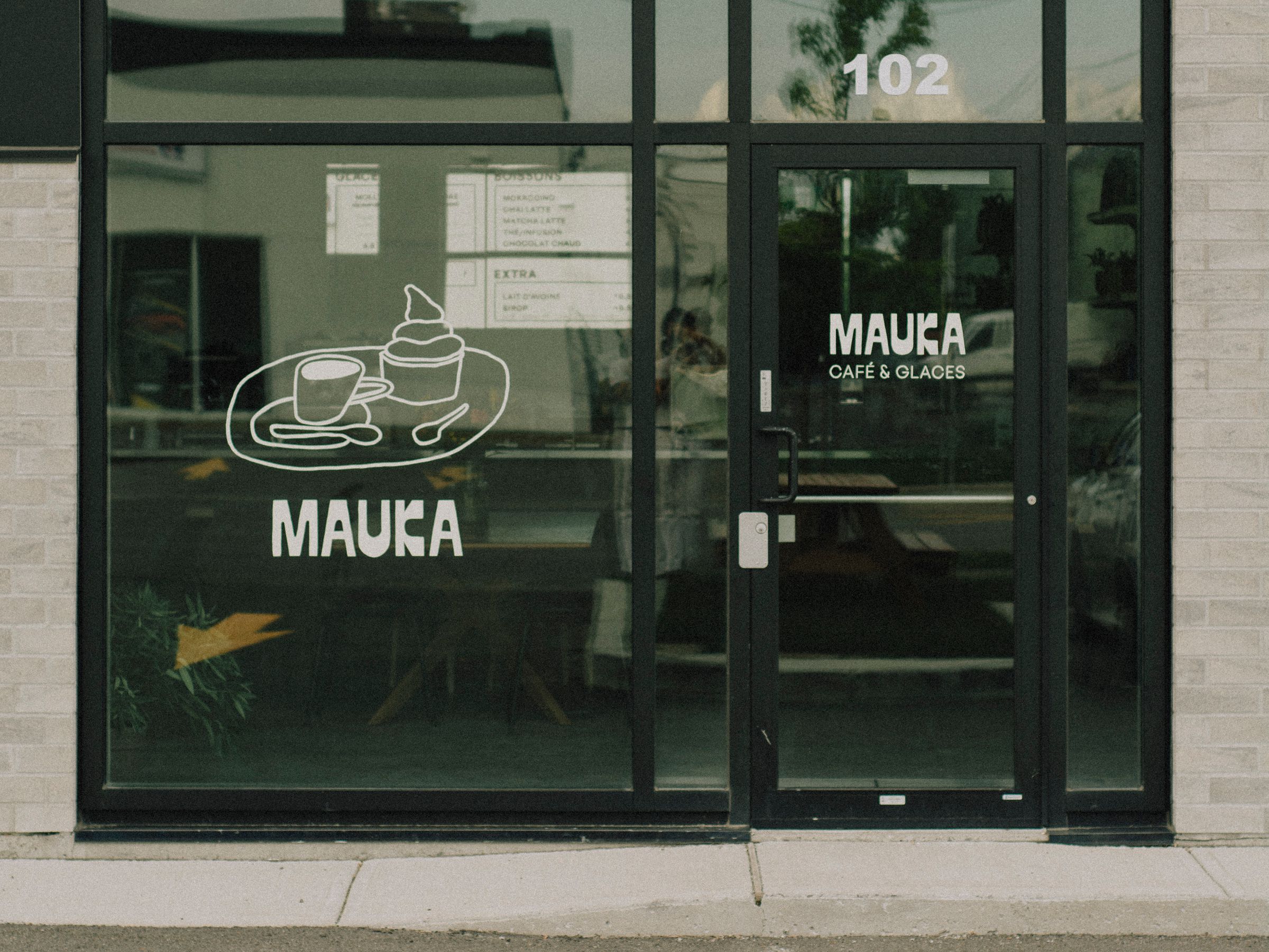 Visual identity and signage for Mauka Café et Glaces