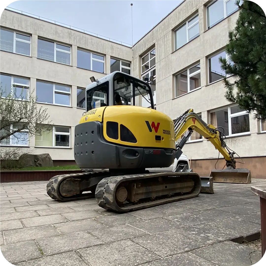 Wacker Neuson mini ekskavatorius kasimo darbams miesto kieme