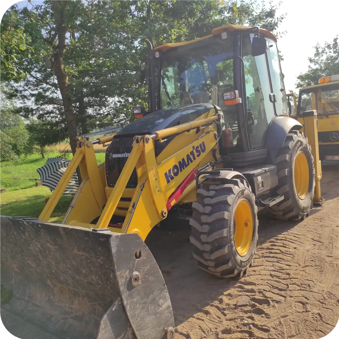 Komatsu WB93R — Hudeha technika