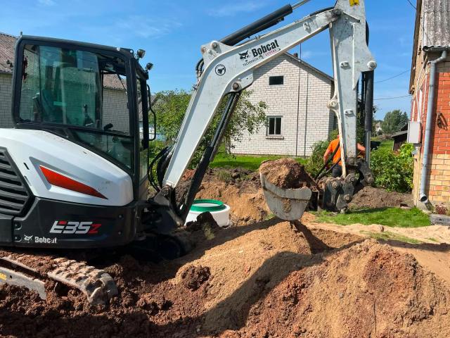 Bobcat E35z ekskavatorius užpila duobę aplink sumontuotą nuotekų valymo įrenginį
