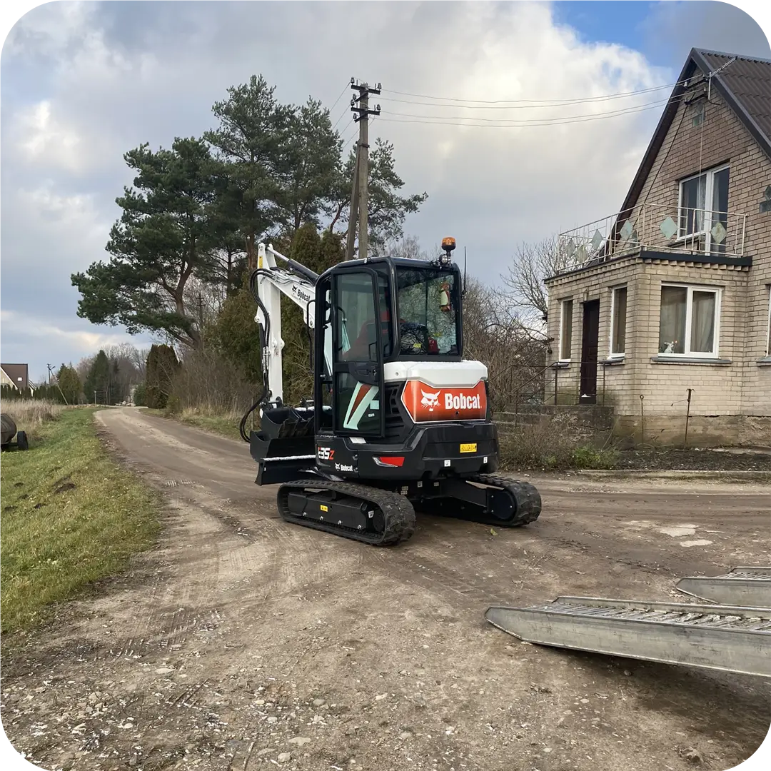 Bobcat E35z mini ekskavatorius atvyksta prie gyvenamojo namo