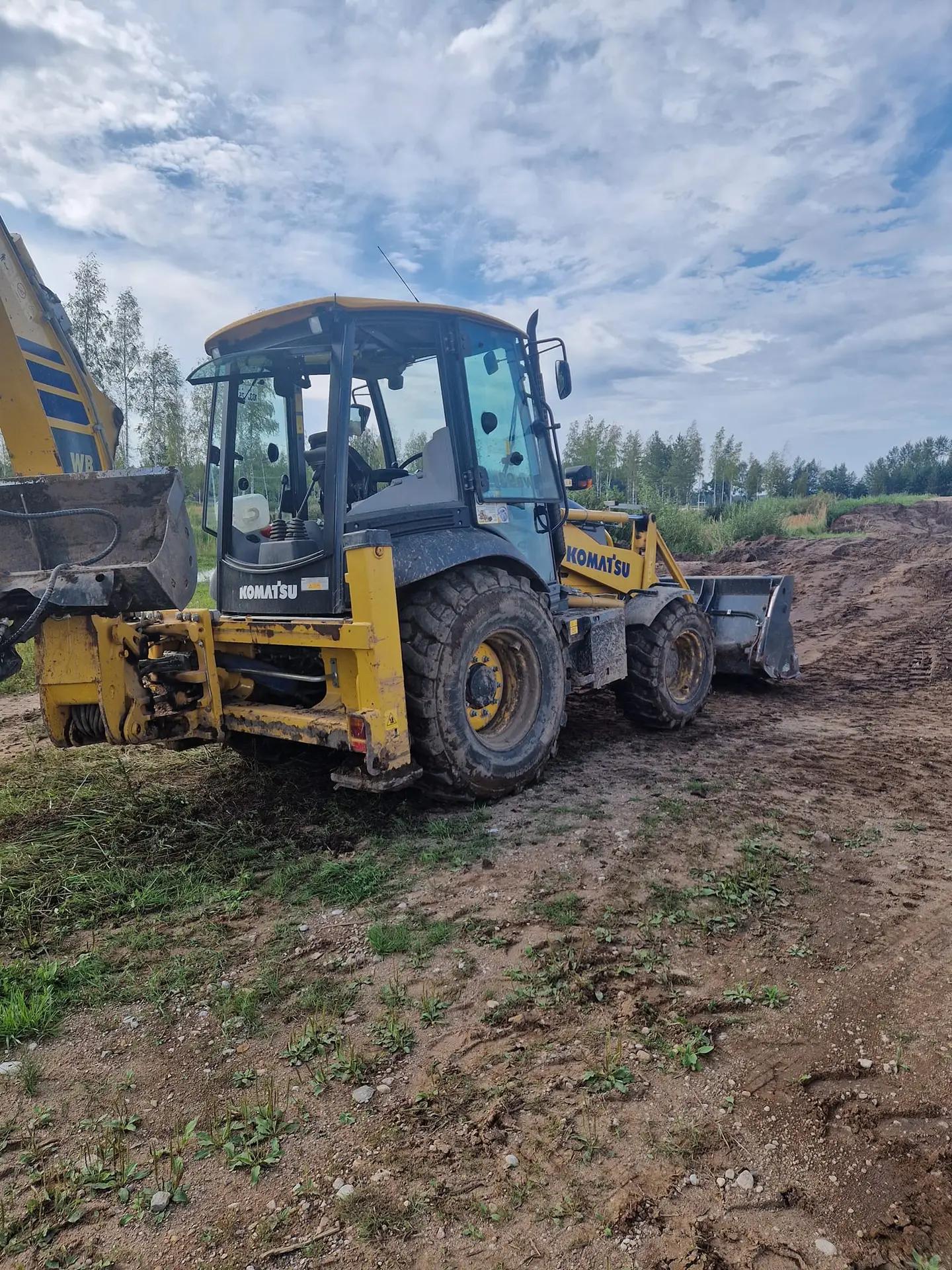 Komatsu WB93R ratinis ekskavatorius-krautuvas sklypo lyginimo darbuose