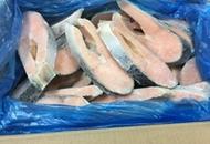 <p>Стейки лосося свежемороженые. Вес одного стейка примерно 300-500г. Продаётся на развес и поштучно.</p>
