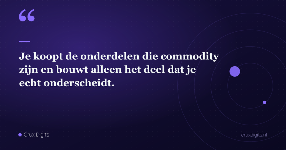 Pull quote: Je koopt de onderdelen die commodity zijn en bouwt alleen het deel dat je echt onderscheidt. — Crux Digits