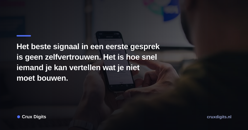 Pull quote from Crux Digits: Het beste signaal in een eerste gesprek is geen zelfvertrouwen. Het is hoe snel iemand je kan vertellen wat je niet moet bouwen.