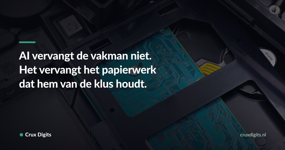 Pull quote: AI vervangt de vakman niet. Het vervangt het papierwerk dat hem van de klus houdt. — Crux Digits
