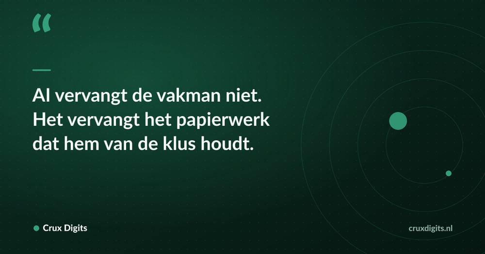 Pull quote: AI vervangt de vakman niet. Het vervangt het papierwerk dat hem van de klus houdt. — Crux Digits