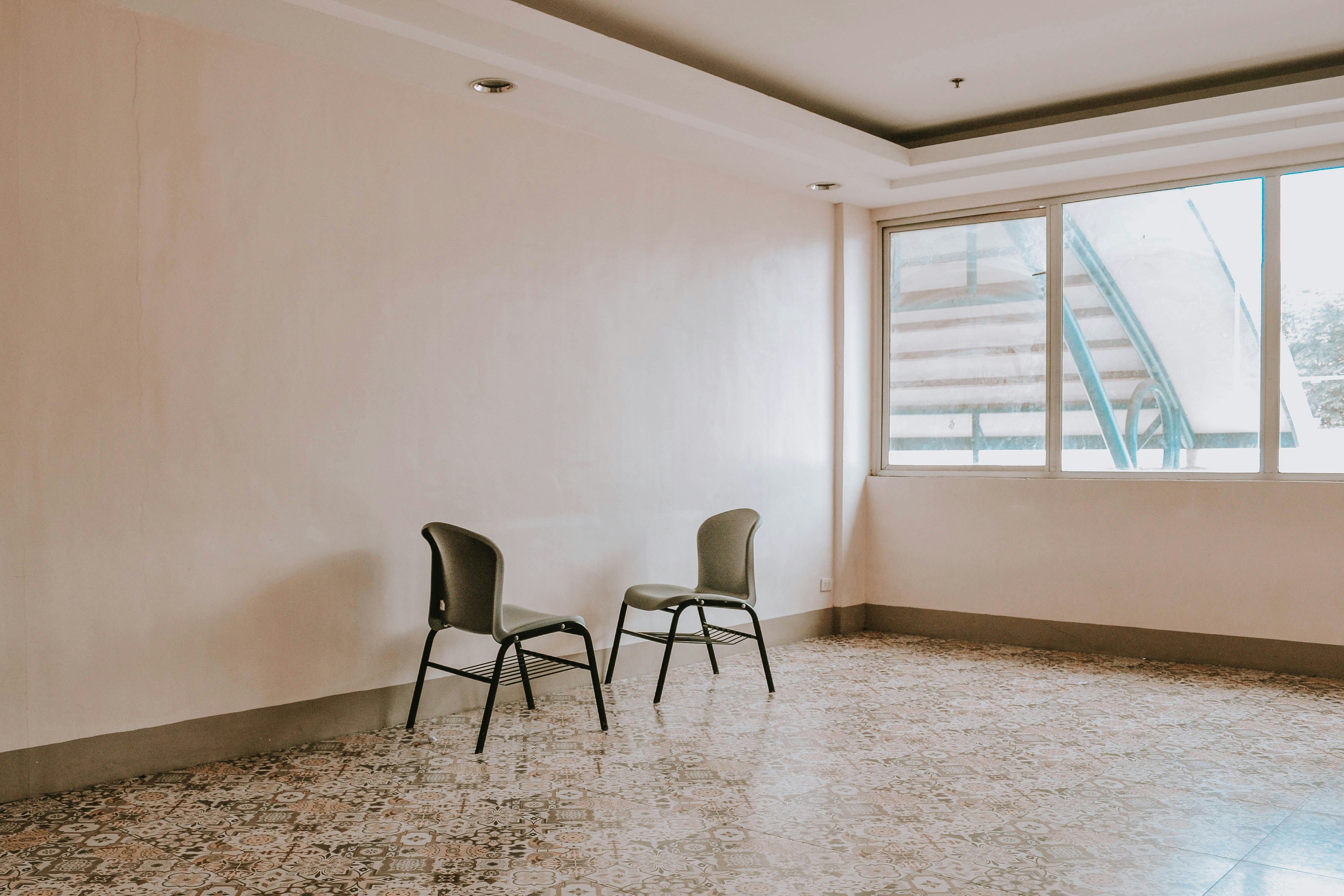 tomt rum med två stolar