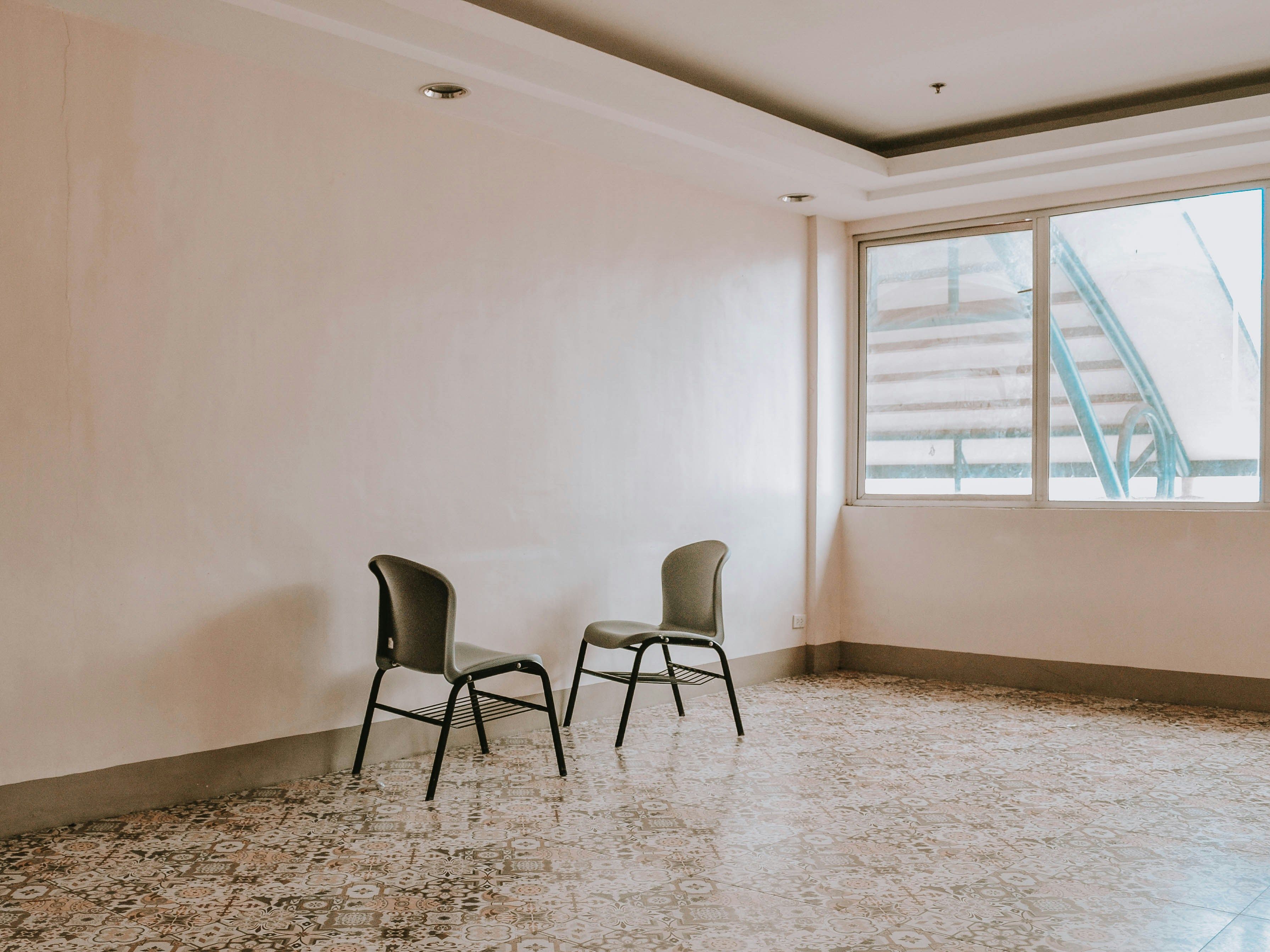 tomt rum med två stolar