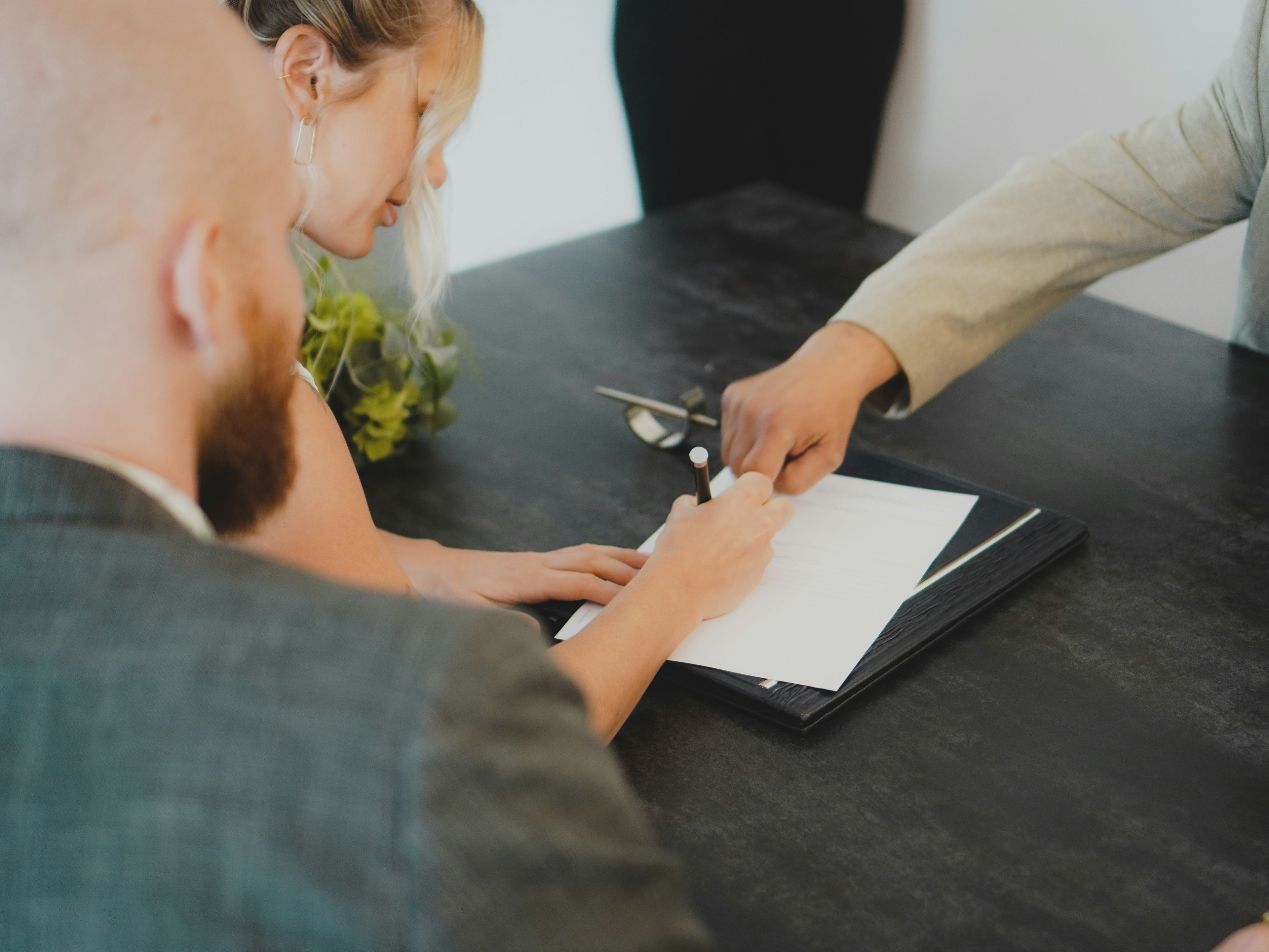 Personer signerar kontrakt