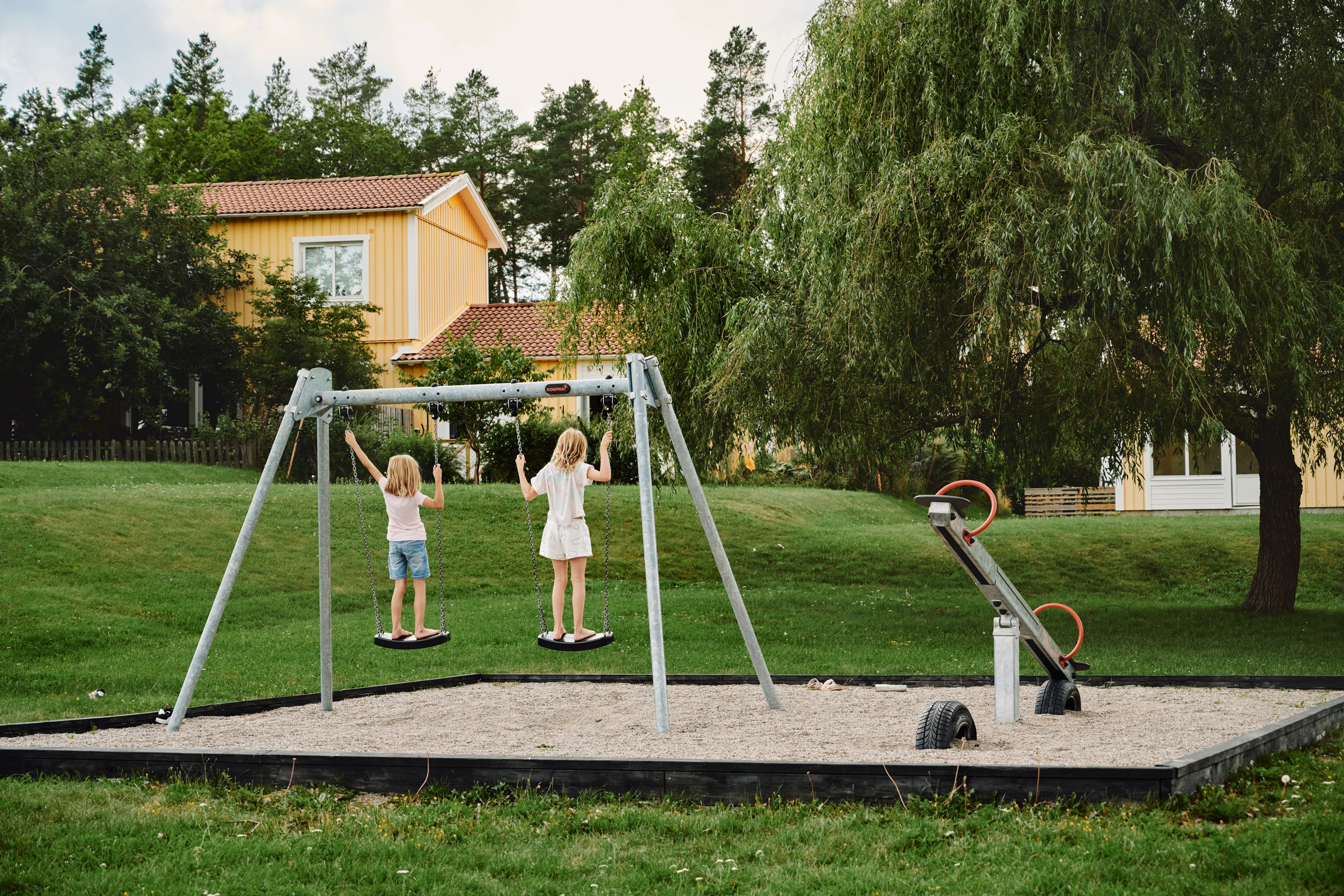Barn gungar i bostadsområdet Söderströms väg.