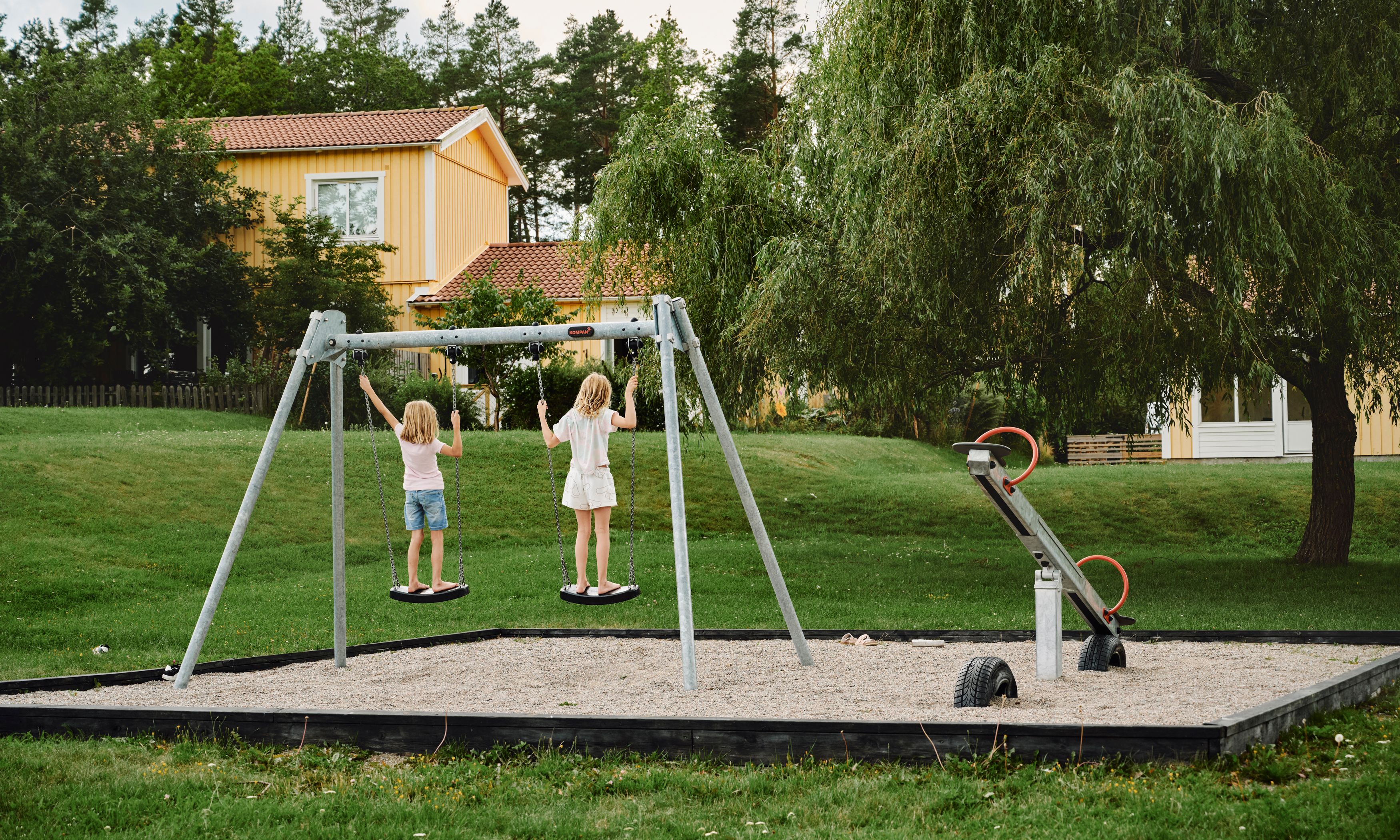 Barn gungar i bostadsområdet Söderströms väg.