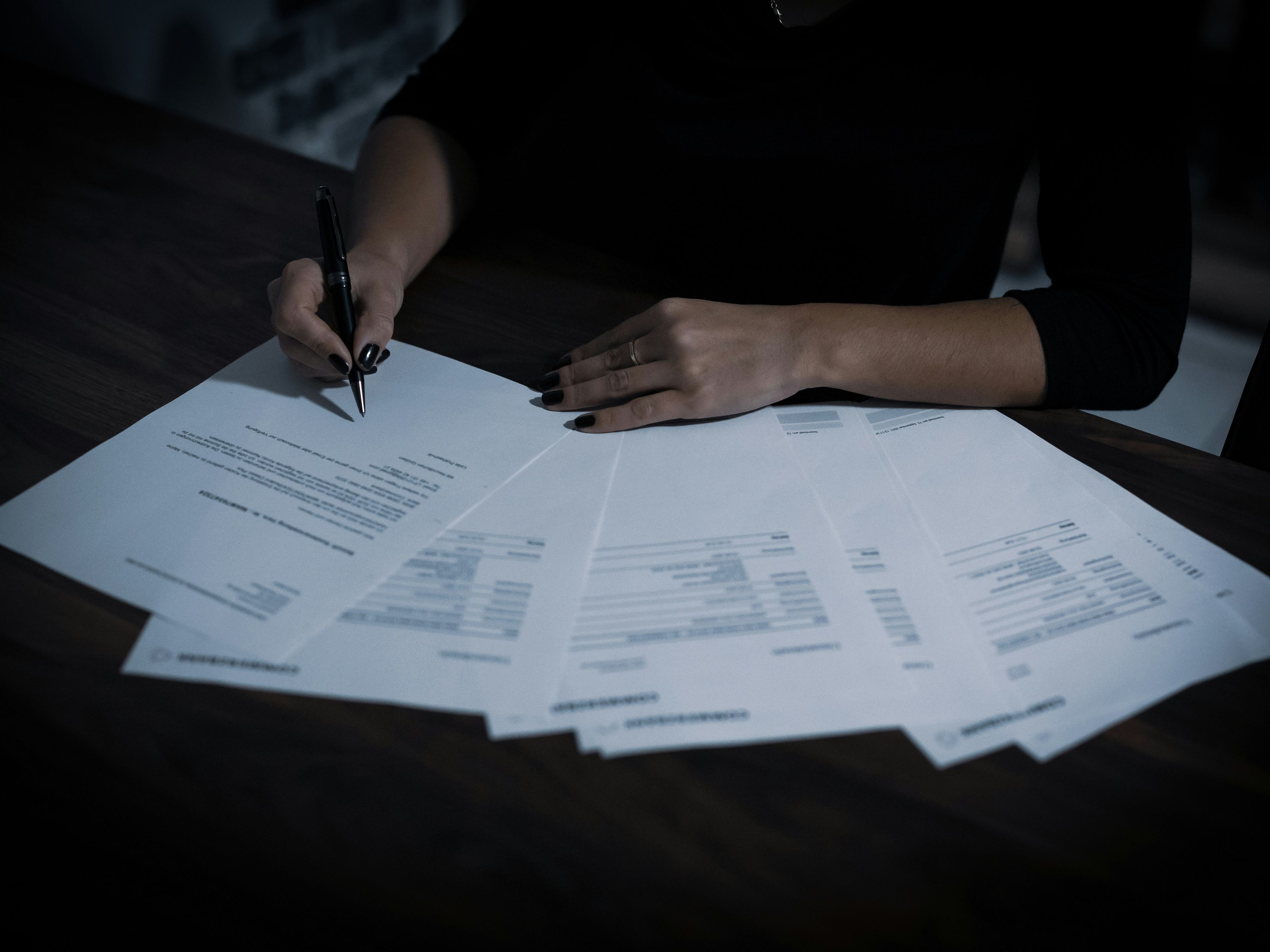 läser många papper