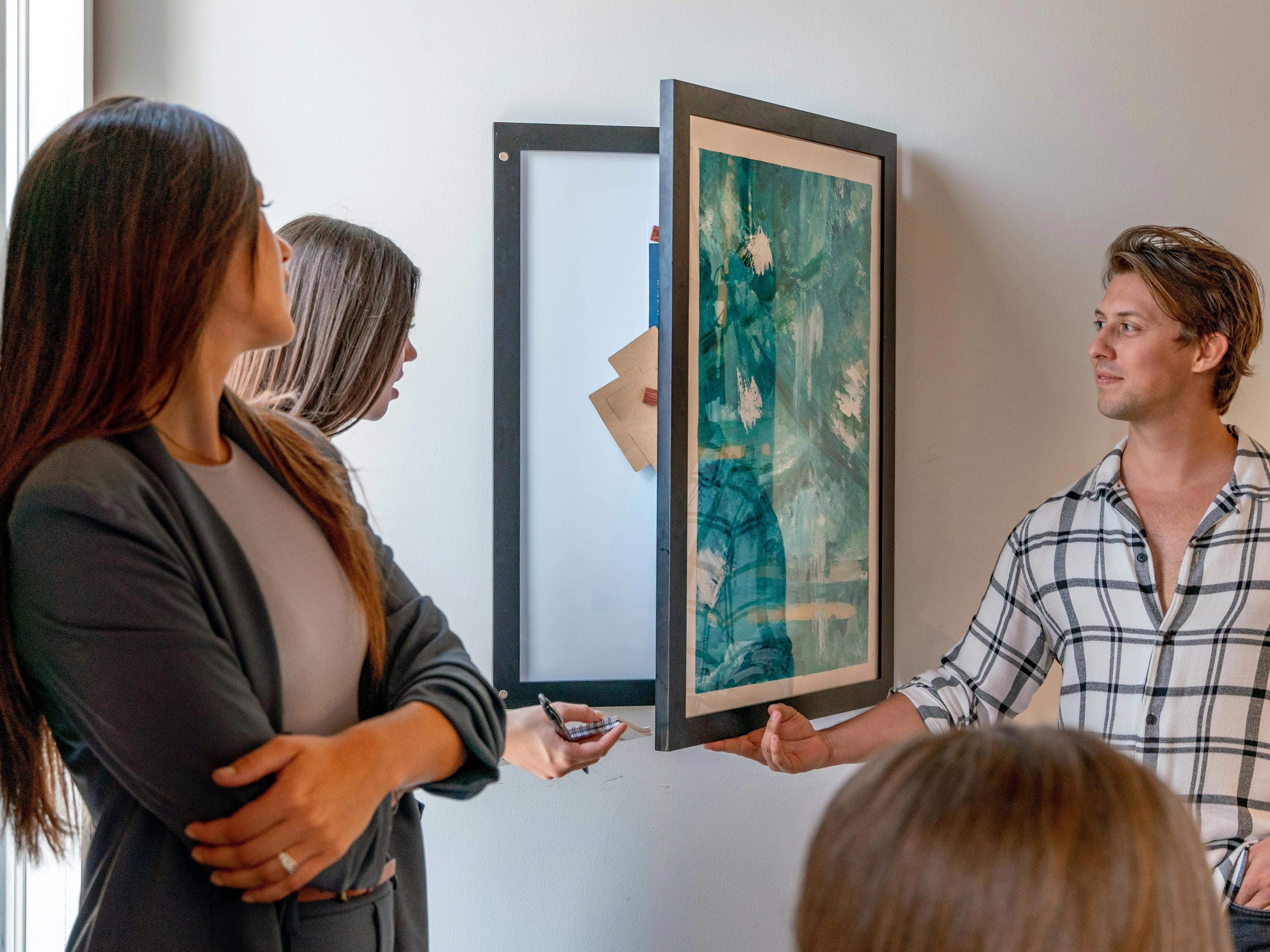 Flera som person tittar på en tavla