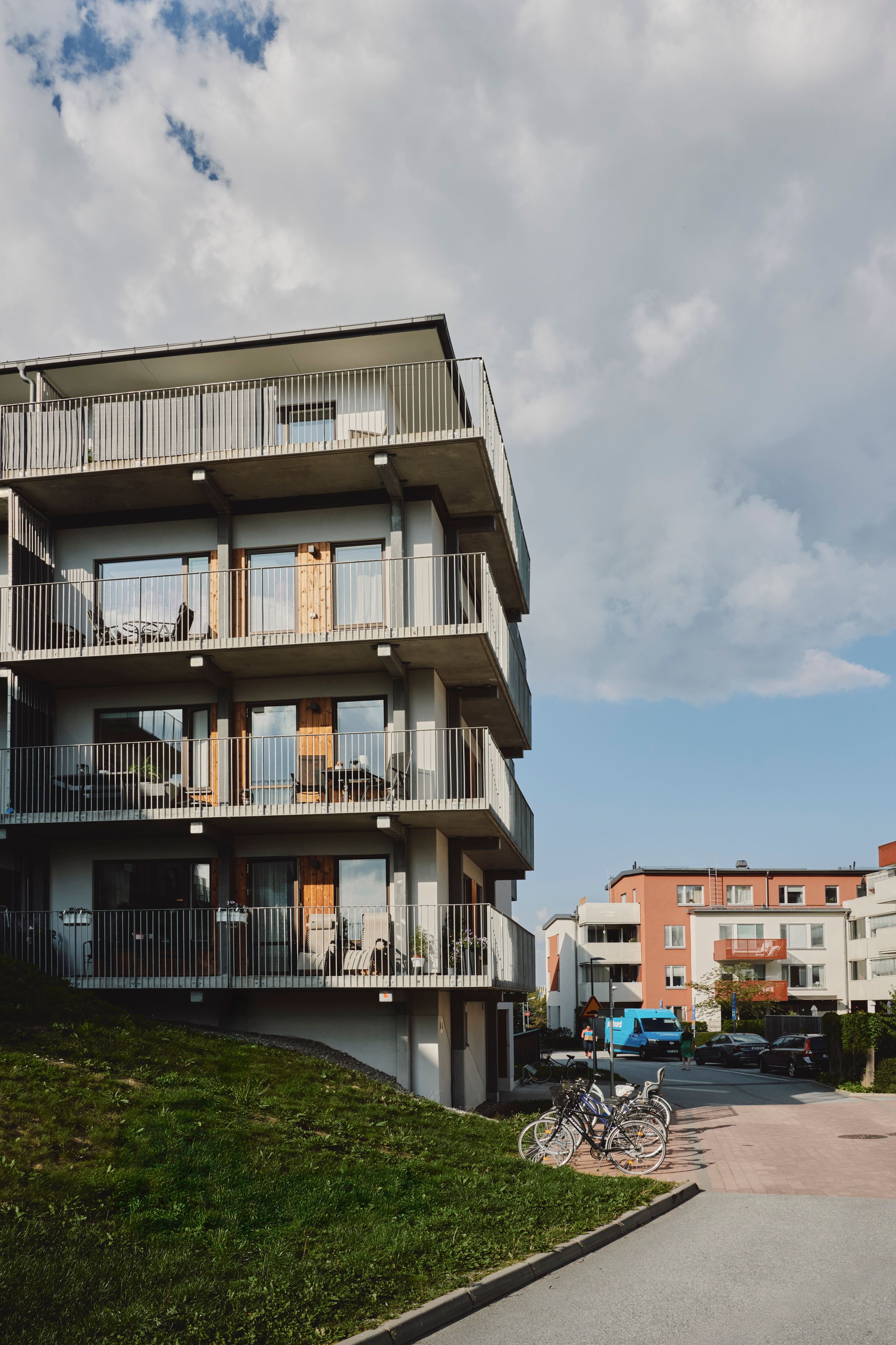 En bild som visar både nyare och äldre byggnader vid Wrangels väg / Clas Horns väg