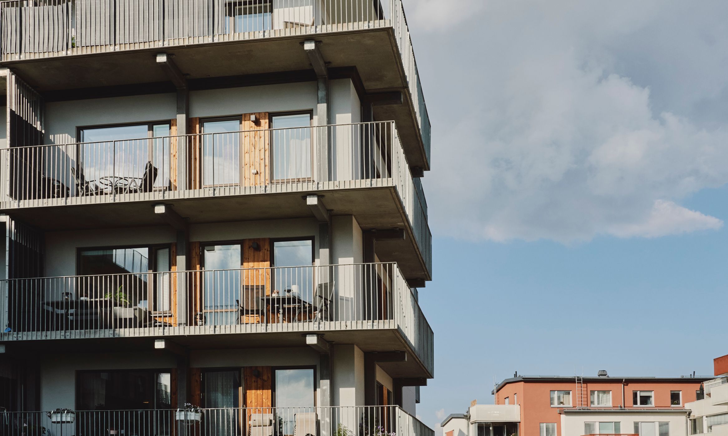 En bild som visar både nyare och äldre byggnader vid Wrangels väg / Clas Horns väg