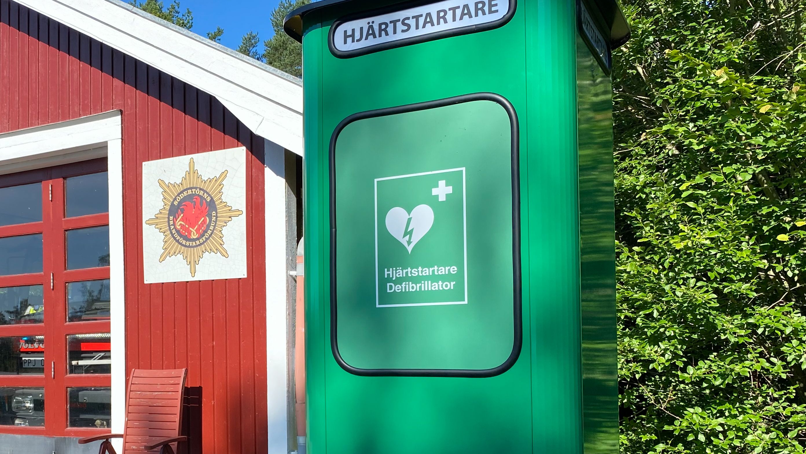 Ny hjärtstartarkiosk vid hembygdsgården- tillskott för tryggheten på Adelsö