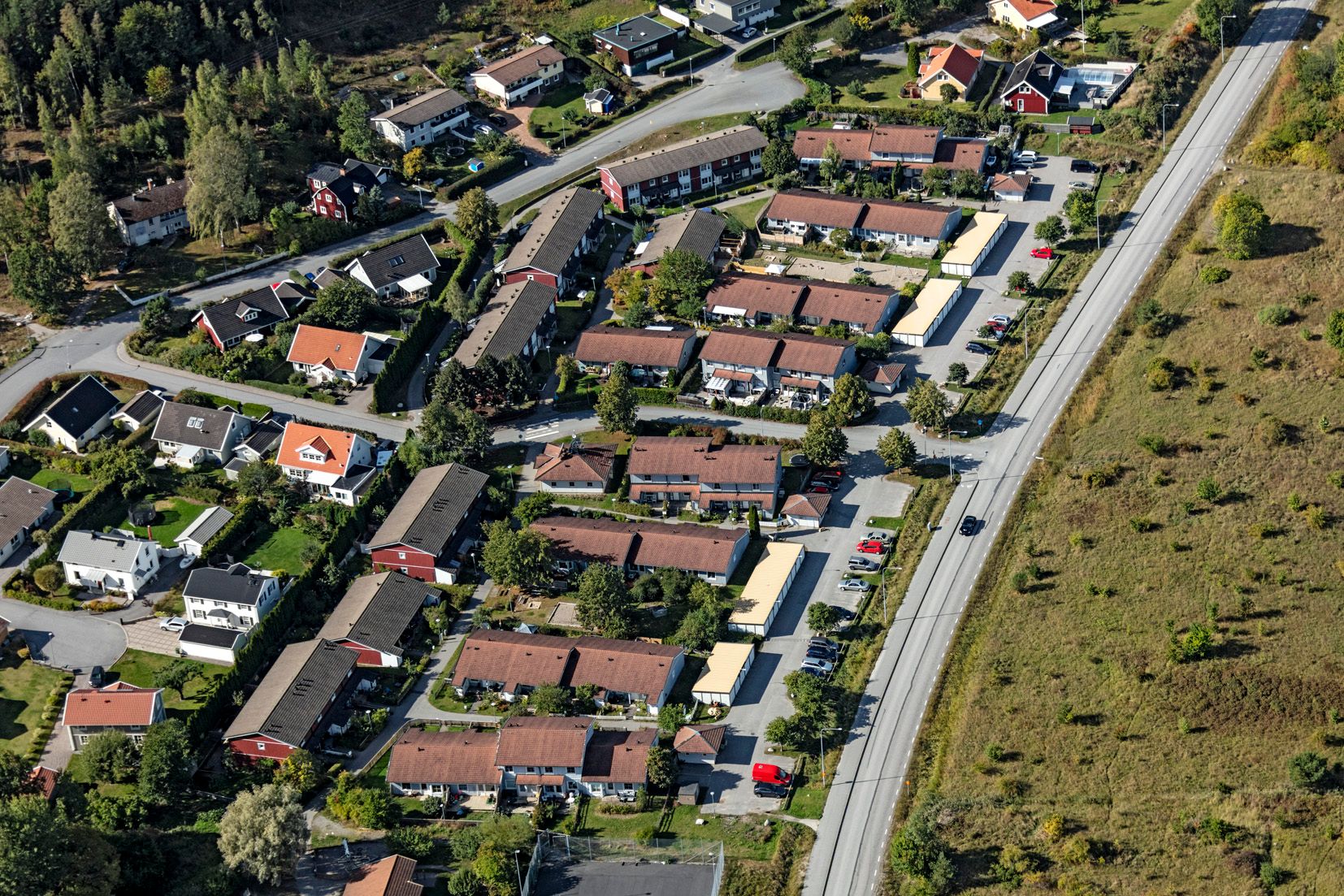 Flygbild över bostadsområdet Ploglandsvägen.