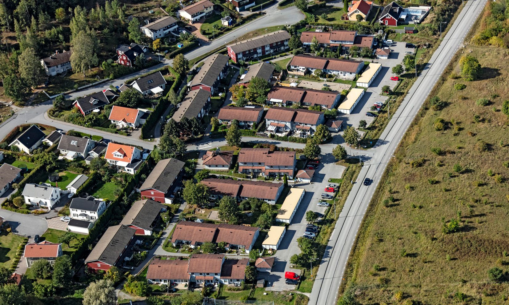 Flygbild över bostadsområdet Ploglandsvägen.