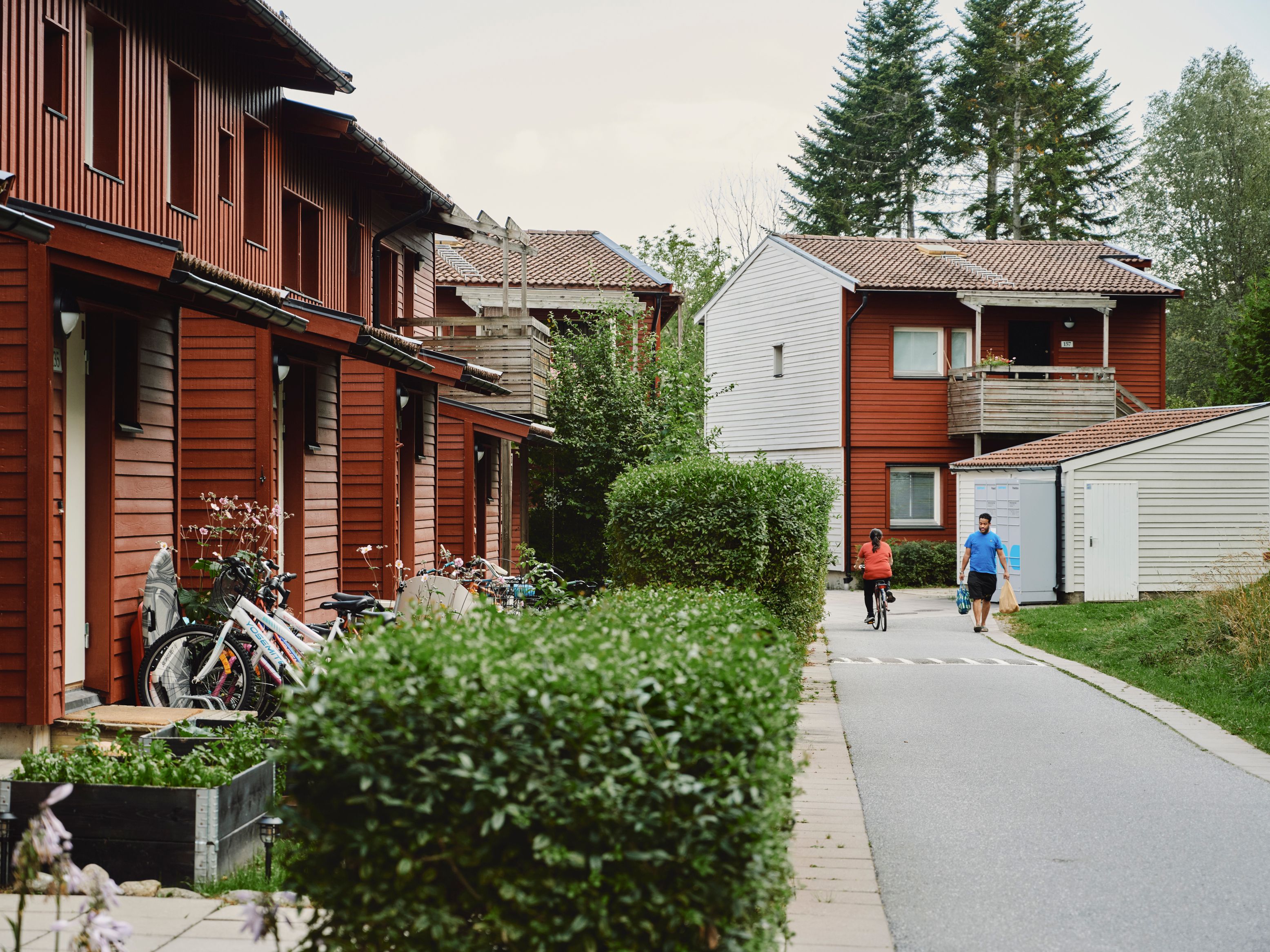 Bild på bostadsområde med människor