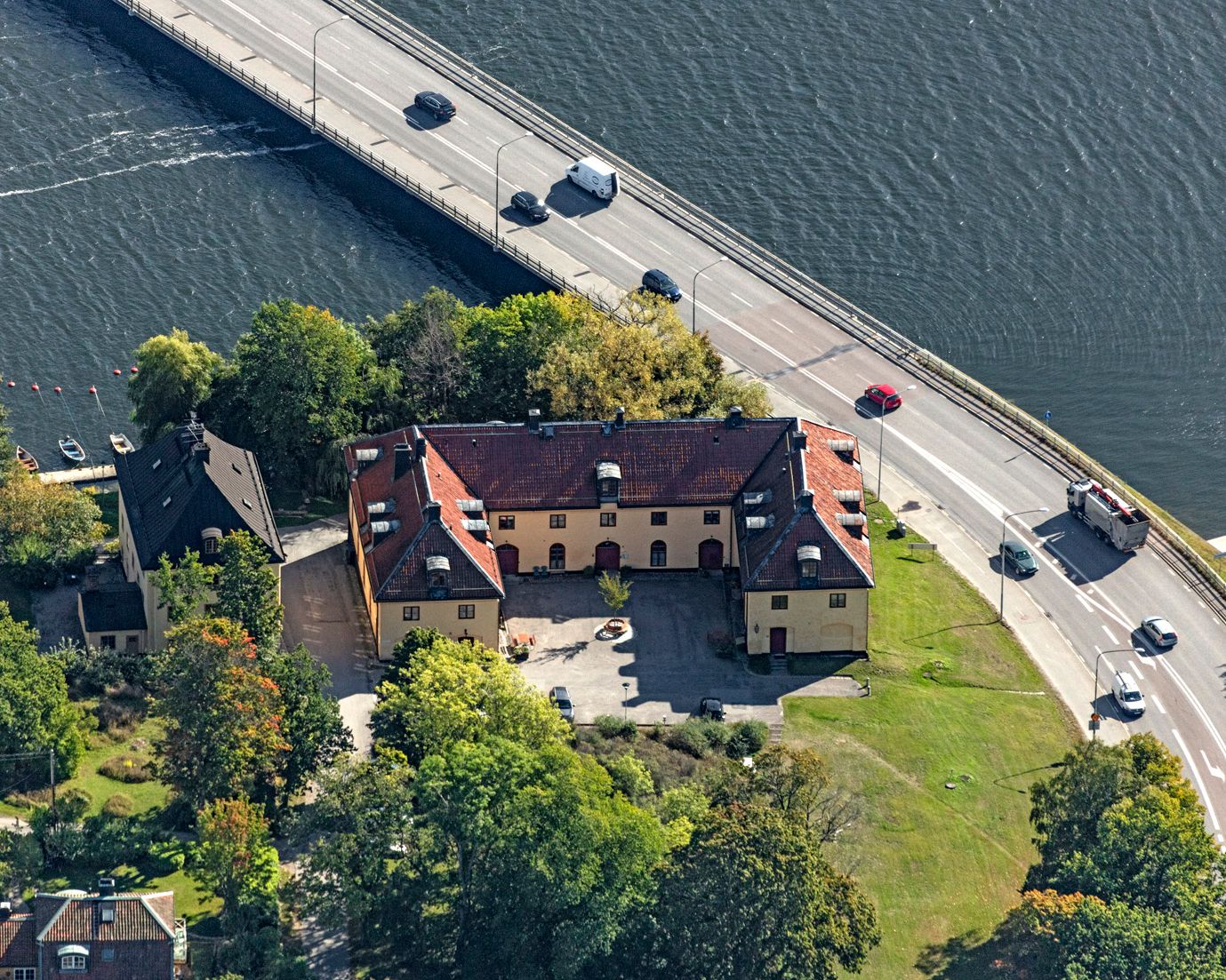Dragonvägen bridge and water