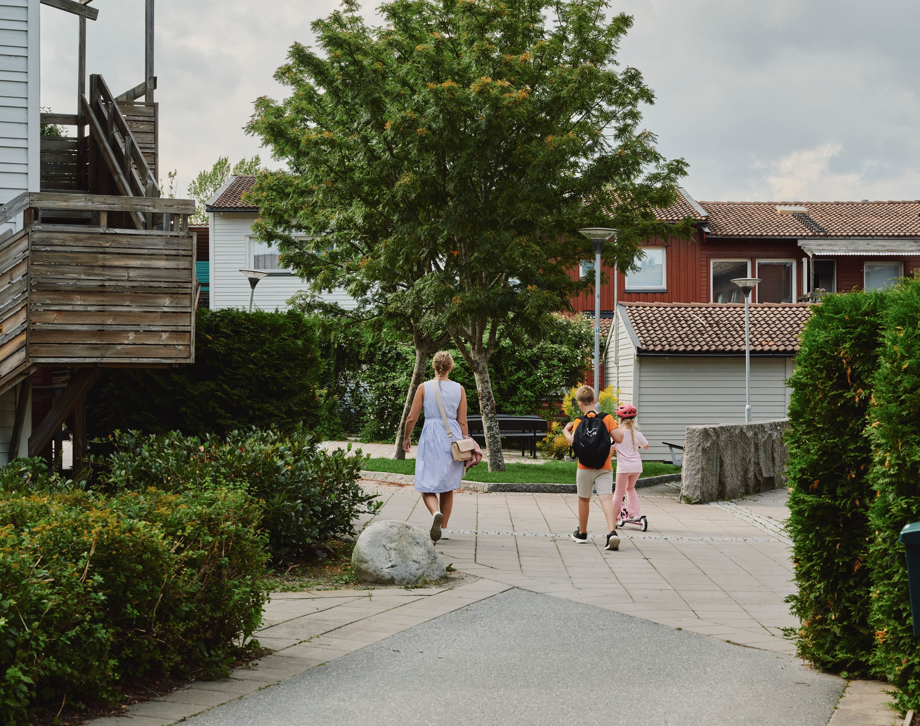Familj påväg hem efter jobb och förskola