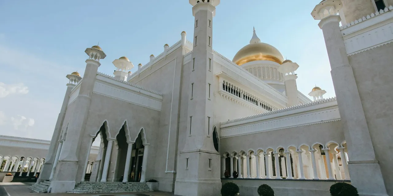 Exterior view of Omar Ali Saifuddien Mosque showcasing its stunning architecture in Bandar Seri Begawan, Brunei.