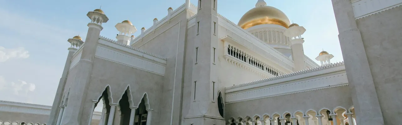 Exterior view of Omar Ali Saifuddien Mosque showcasing its stunning architecture in Bandar Seri Begawan, Brunei.