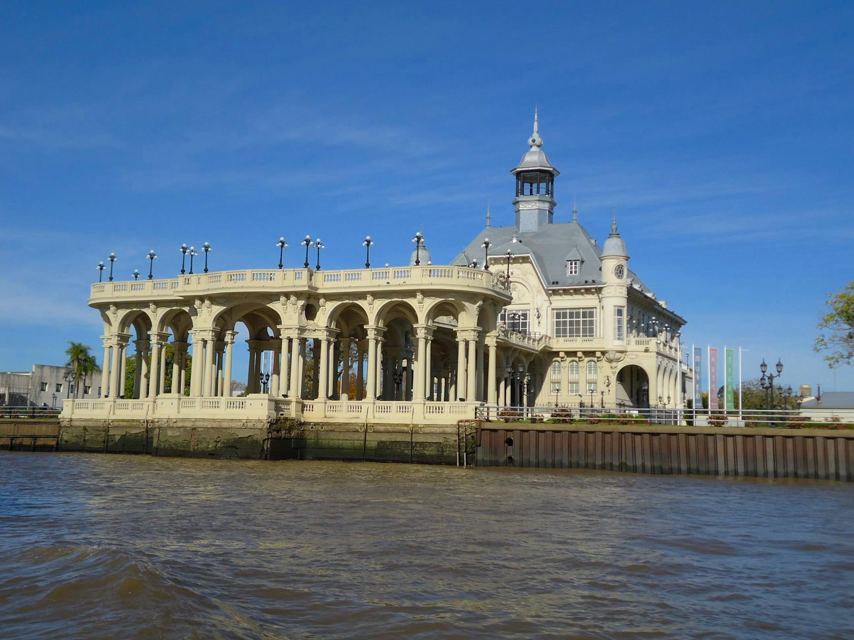 Elegant architecture of Tigre Art Museum by the river on a clear day.
