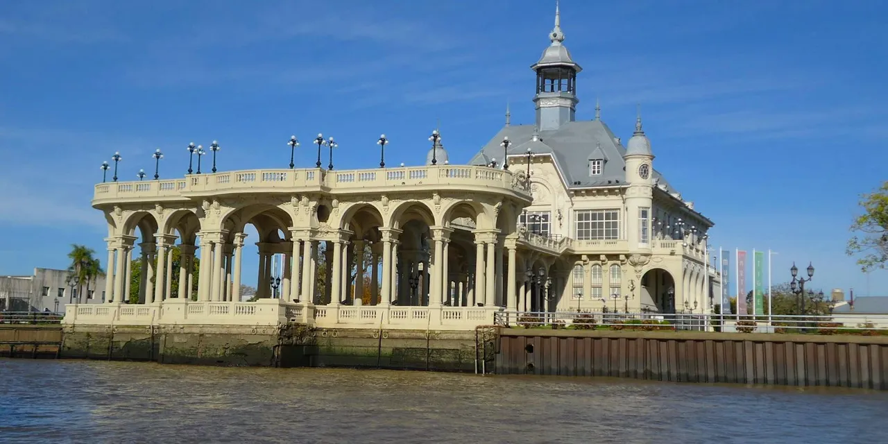 Elegant architecture of Tigre Art Museum by the river on a clear day.