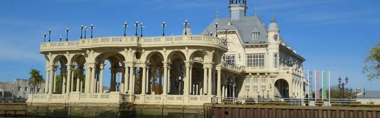 Elegant architecture of Tigre Art Museum by the river on a clear day.