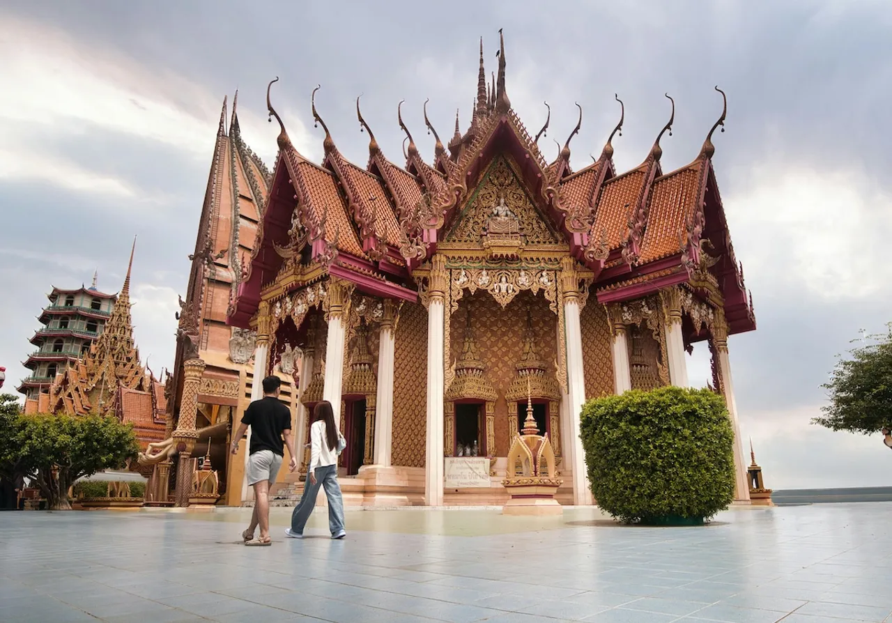 digital-nomads-thailand-temple-anxiety