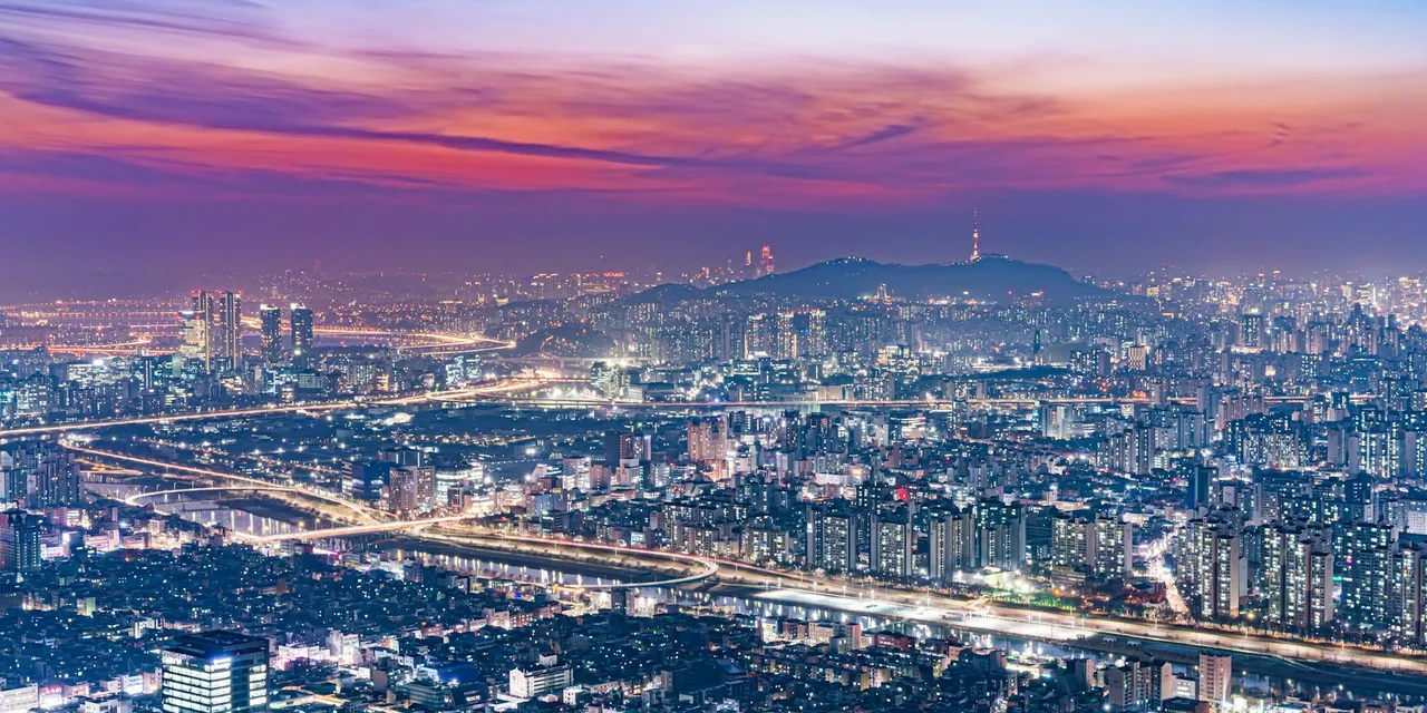 A breathtaking view of the illuminated Seoul skyline at dusk showcasing its urban beauty.