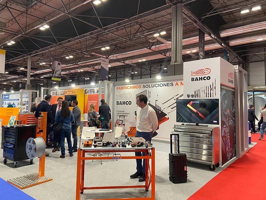 Pasillo de MetalMadrid con visitantes reunidos alrededor de los stands y el pabellón al fondo
