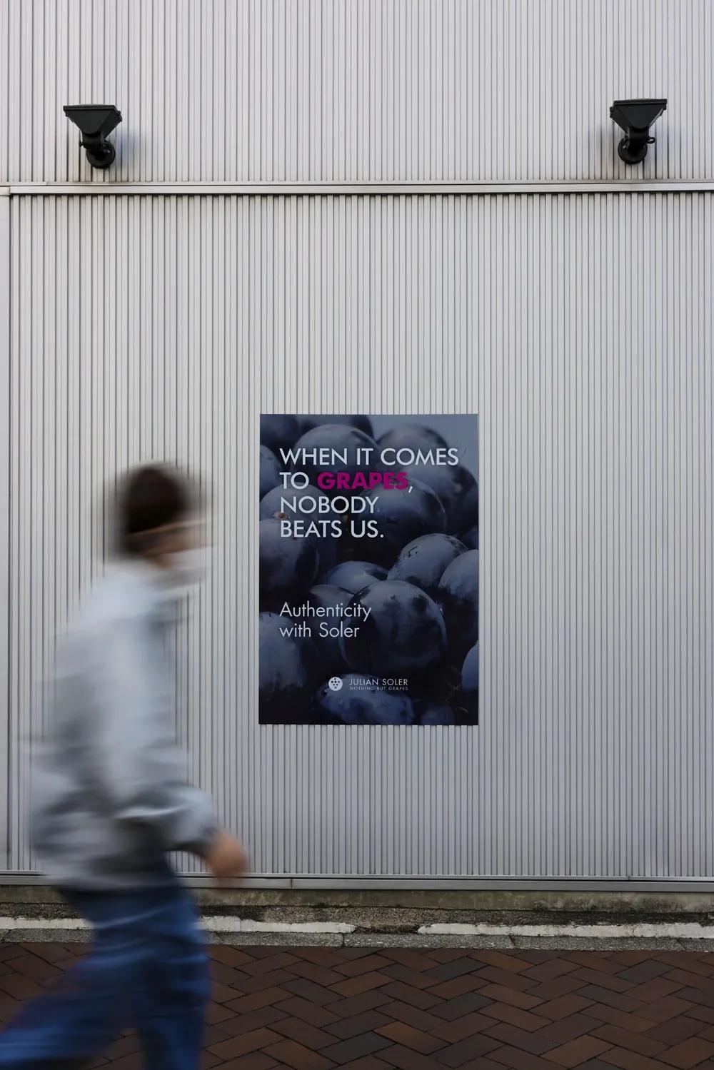 Cartel de Julián Soler en una fachada industrial, con el reclamo «When it comes to grapes, nobody beats us»