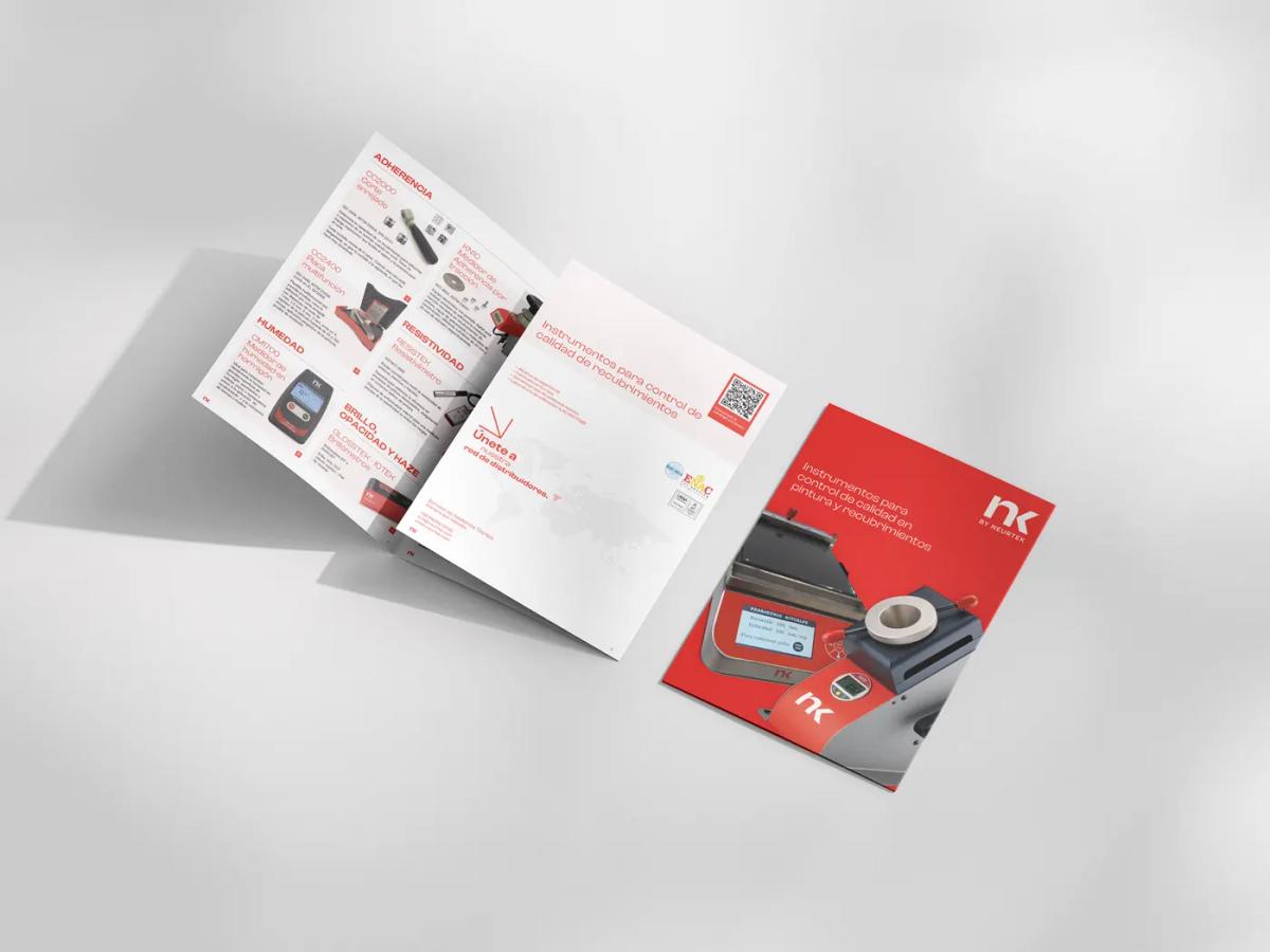 Folleto de instrumentos de control de calidad de NK by NEURTEK, abierto por el interior y con la portada roja al lado
