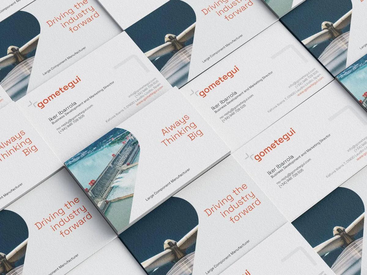Tarjetas de visita de Gometegui repetidas en retícula, con los lemas «Driving the industry forward» y «Always Thinking Big» y el descriptor «Large Component Manufacturer»