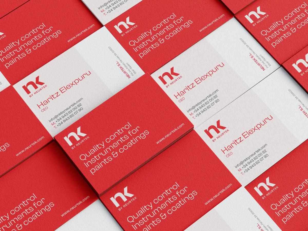 Tarjetas de visita de NK by NEURTEK, en rojo y blanco