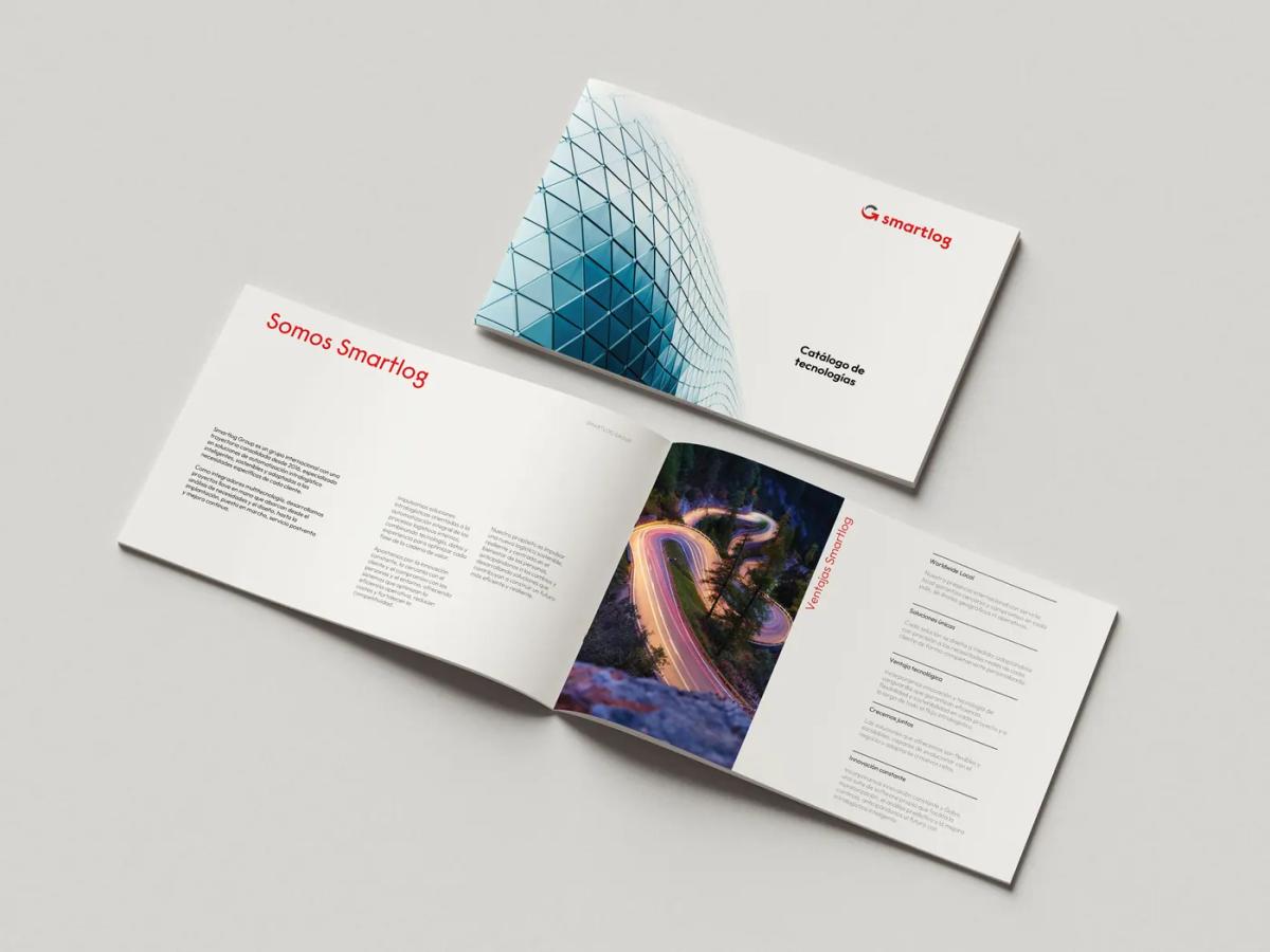 Catálogo de tecnologías de SmartLog Group abierto por la página «Somos Smartlog», junto a la portada cerrada