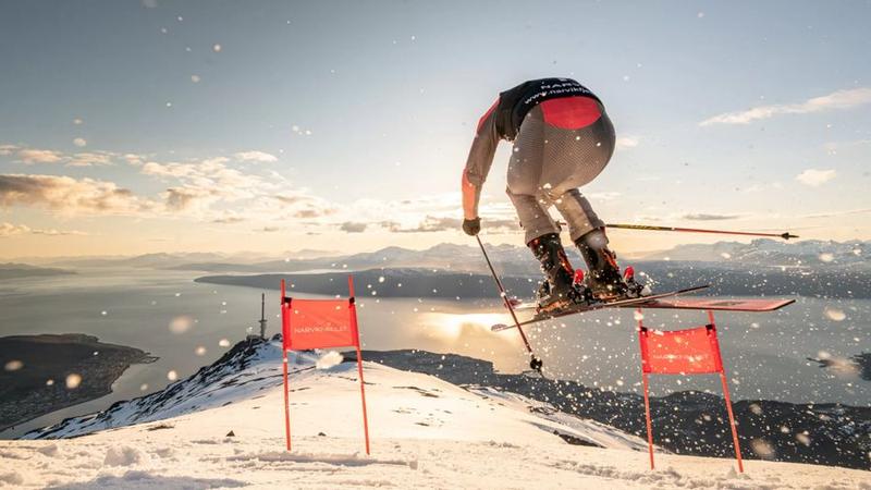Alpinutøver i Narvikfjellet med utsikt over Ofotfjorden