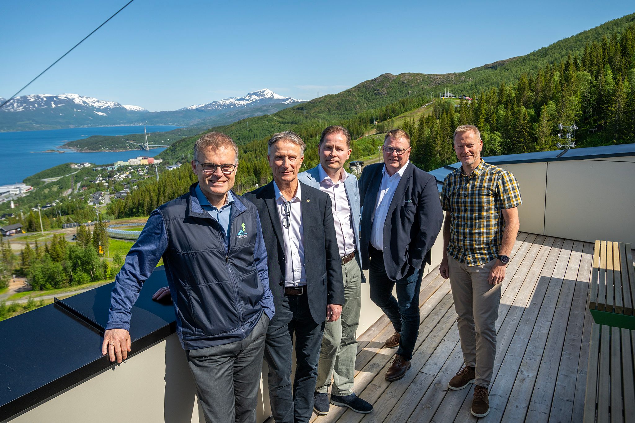 Bilde av fem menn med utsikt over Narvik/Ofotfjorden