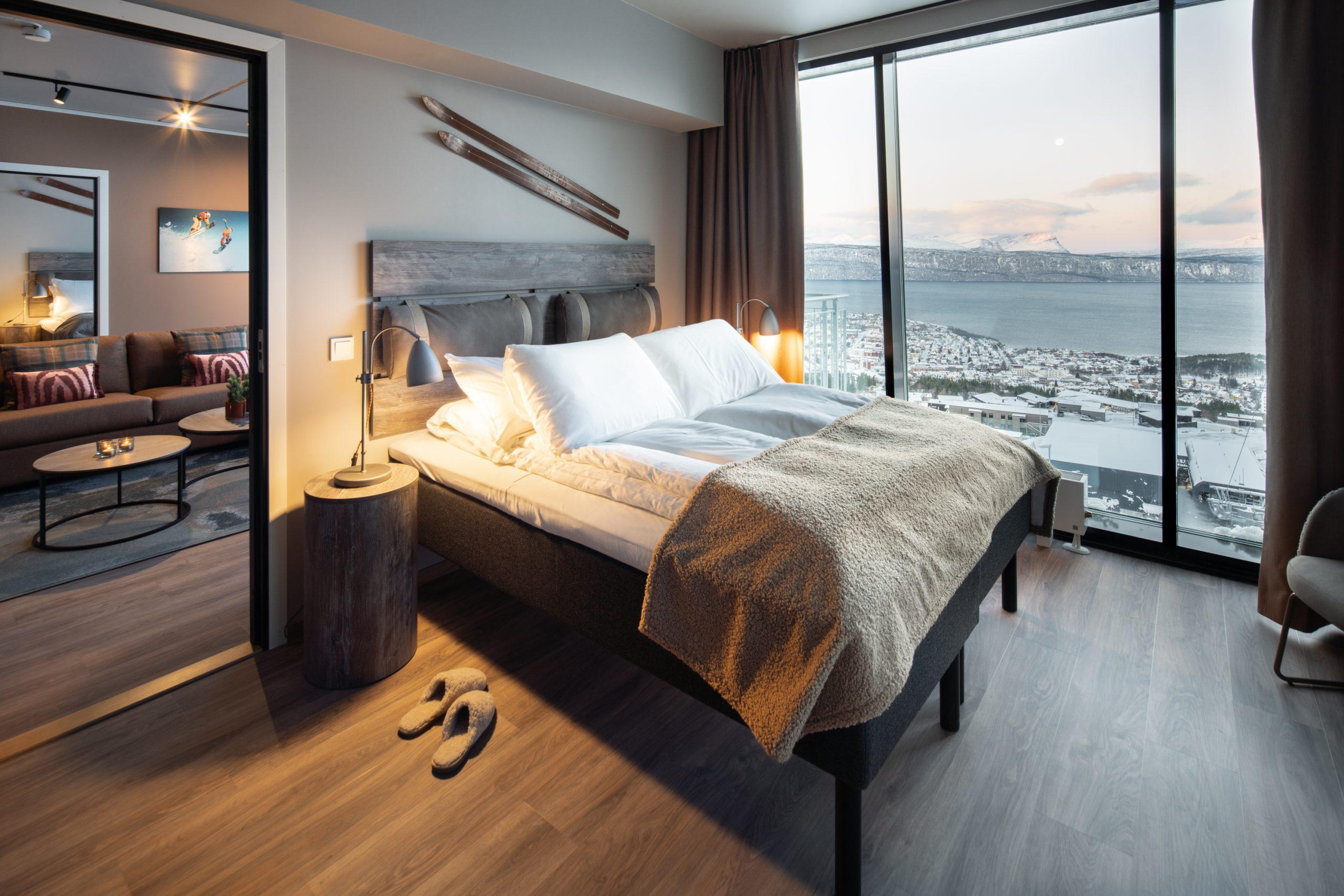 Bed with a view of the Arctic fjords and the slopes in Basecamp Narvik