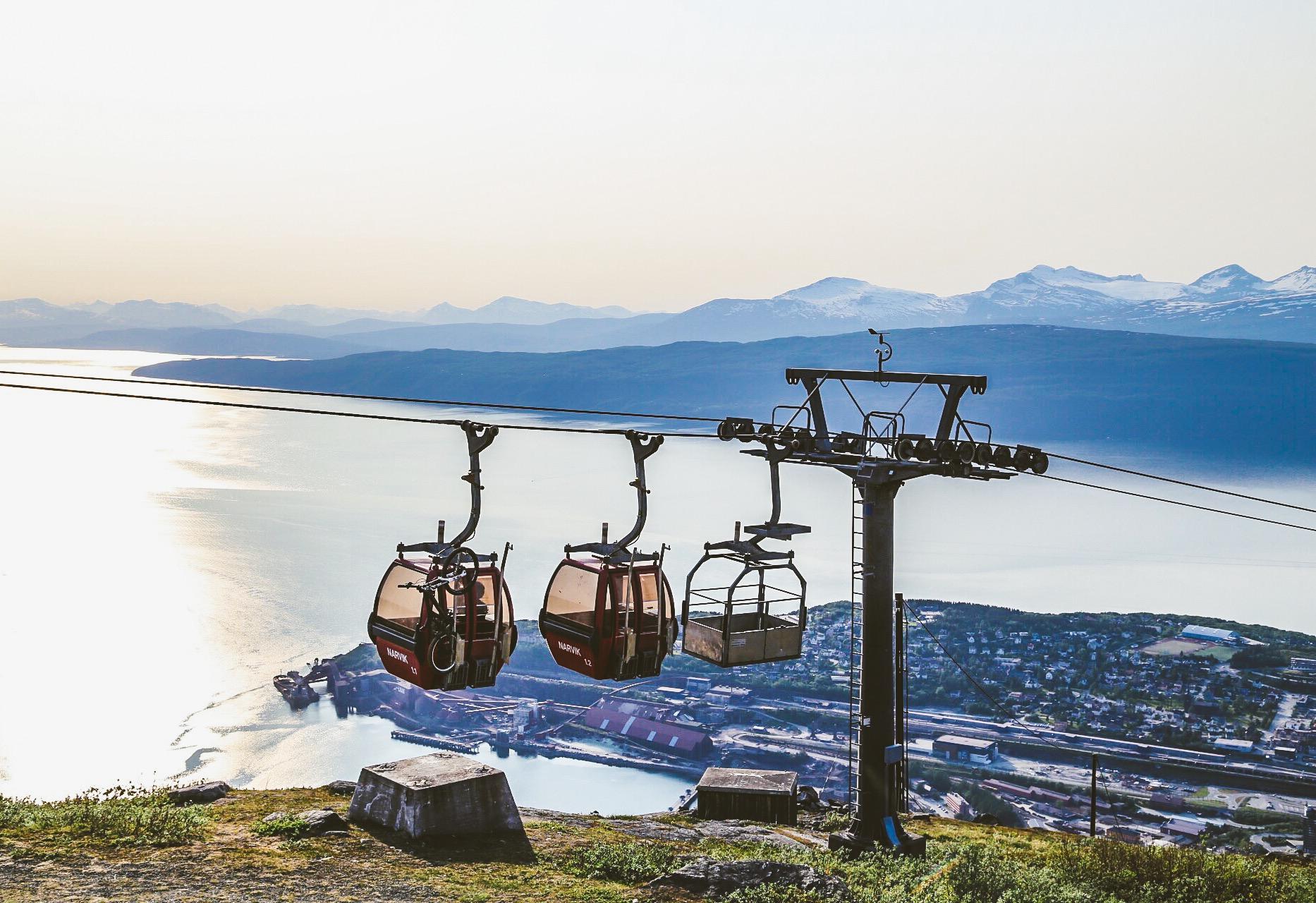 Bilde av gondoler i narvikfjellet over Narvik