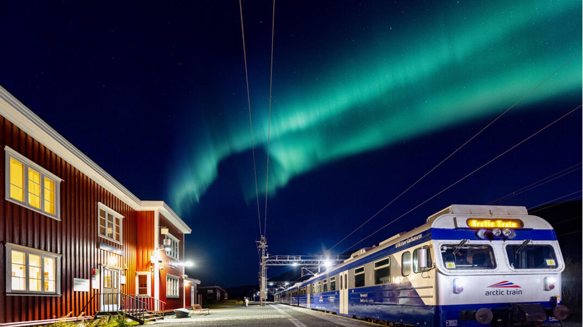 Bilde av Arctic Train under nordlyset