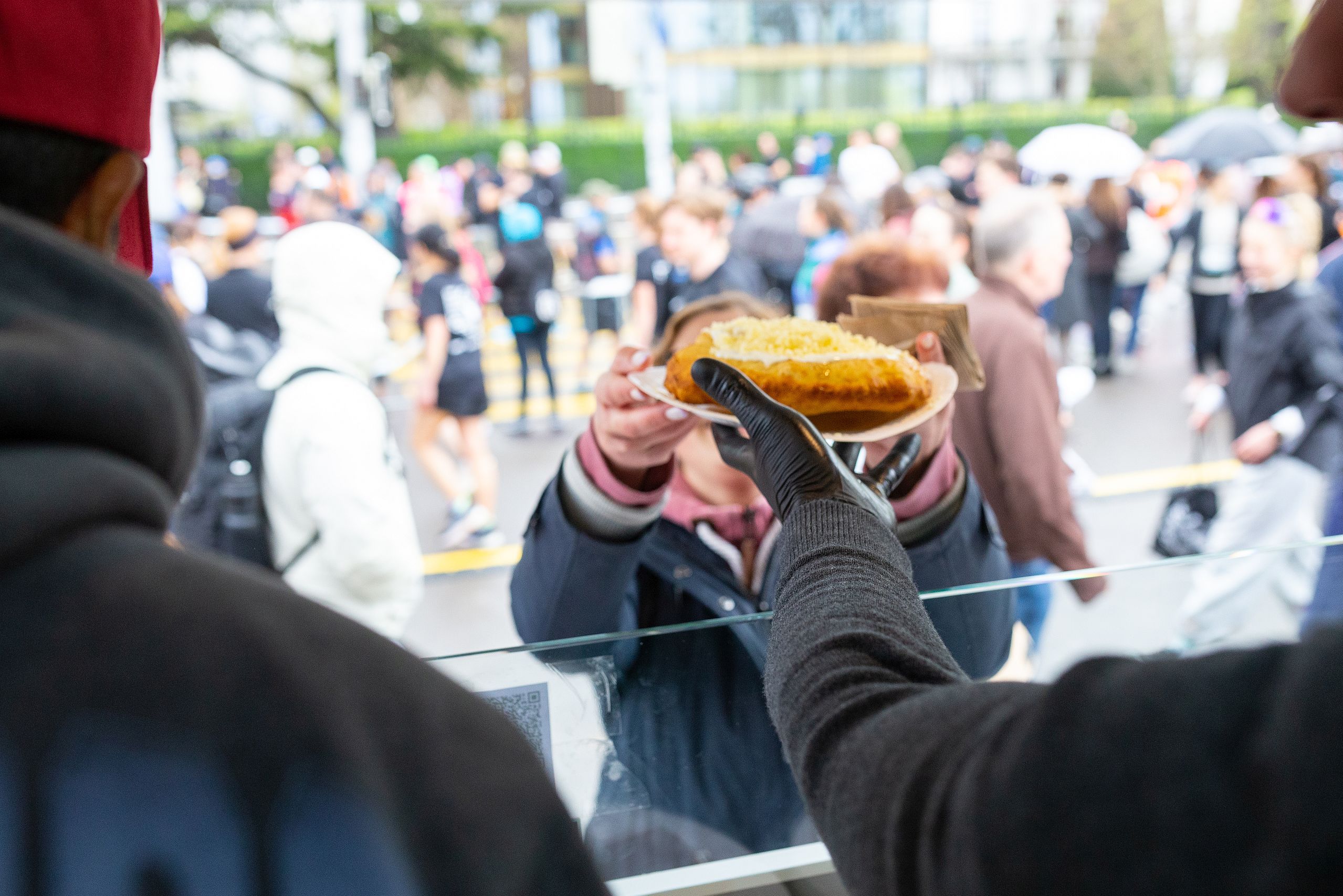 Lángos wird an Gäste serviert