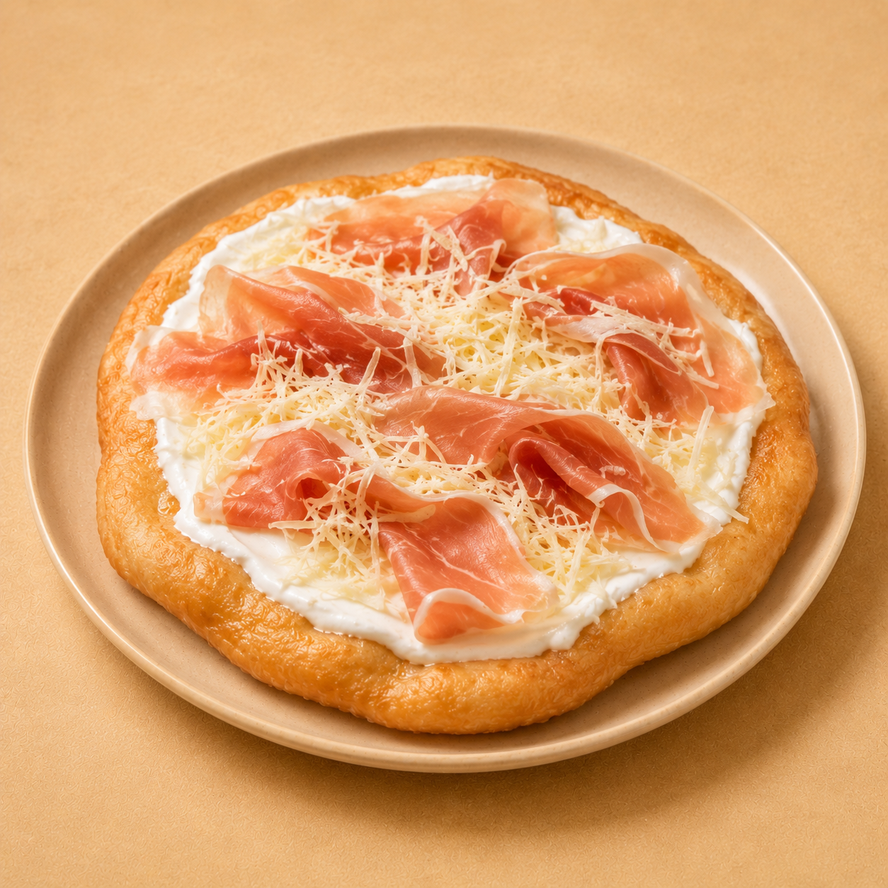Lángos mit Parmaschinken, Käse & Sauerrahm