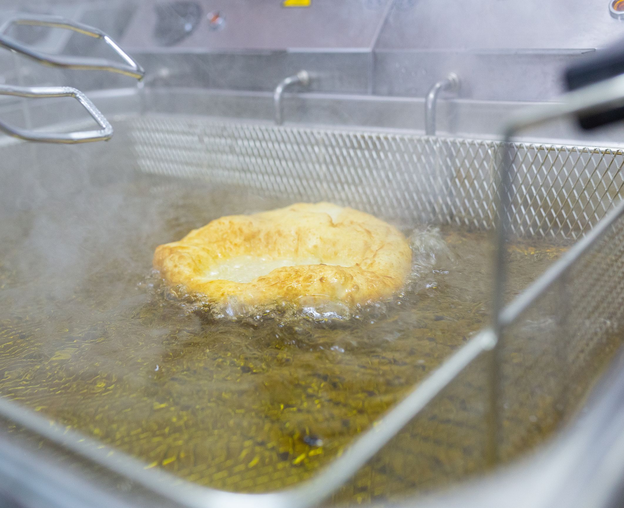 Lángos wird live auf einem Event zubereitet