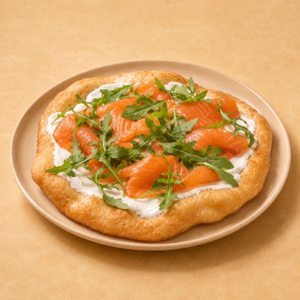 Lángos Lachs mit Sauerrahm und Rucola