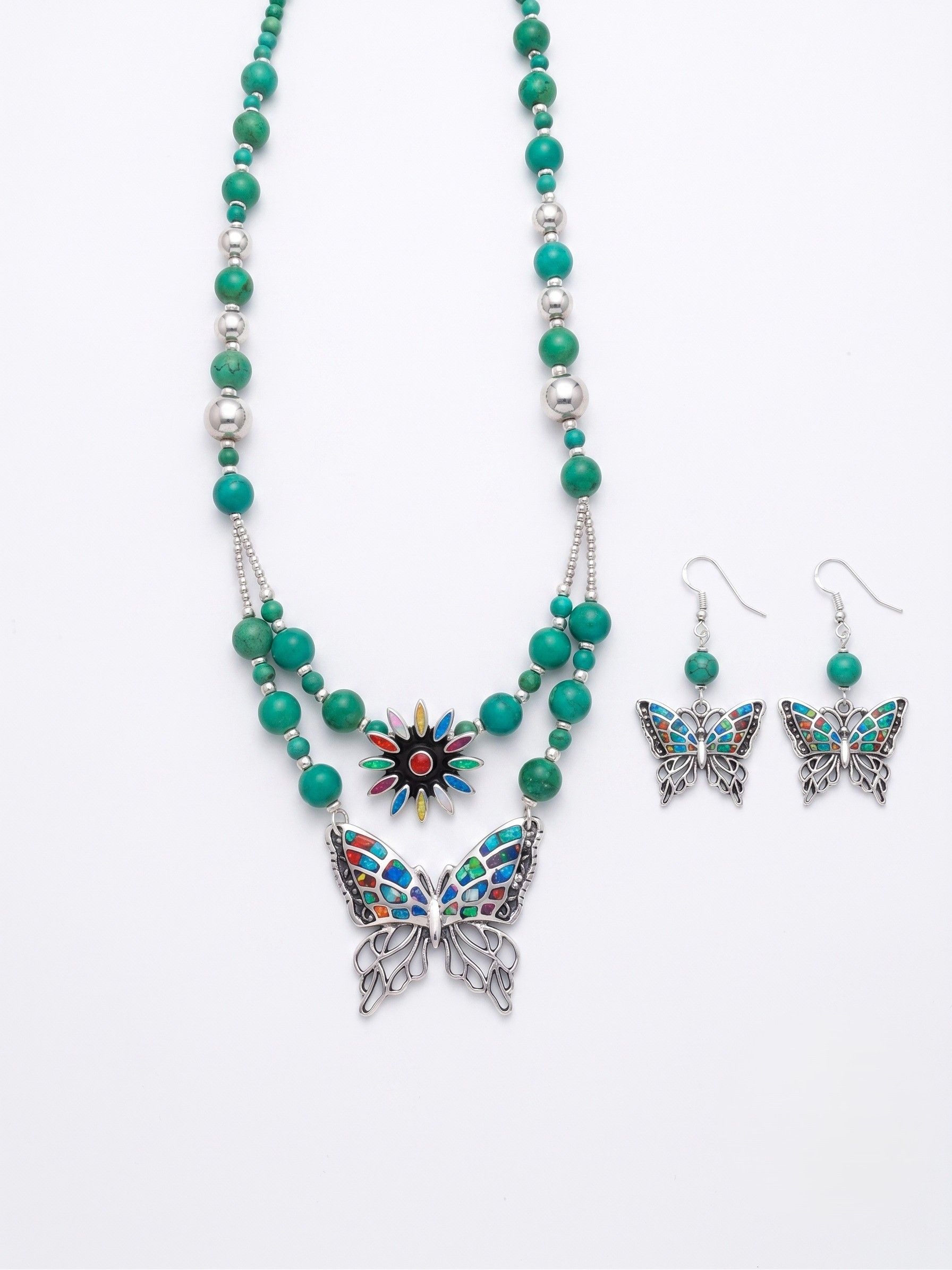 Collar y Aretes de Ágata Verde con Dijes de Mariposa y Flor en Ópalo