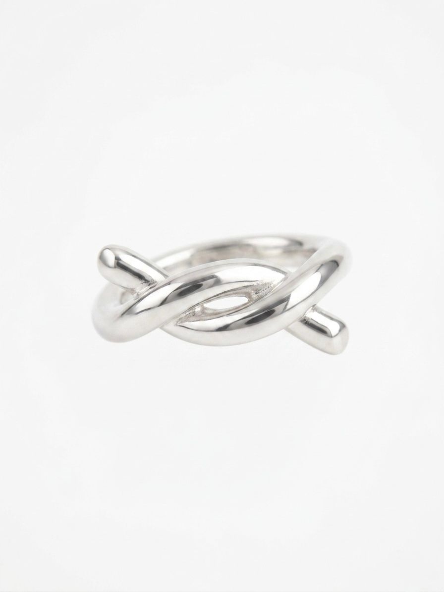 Anillo Minimalista de Plata Lisa con Nudo Entrelazado